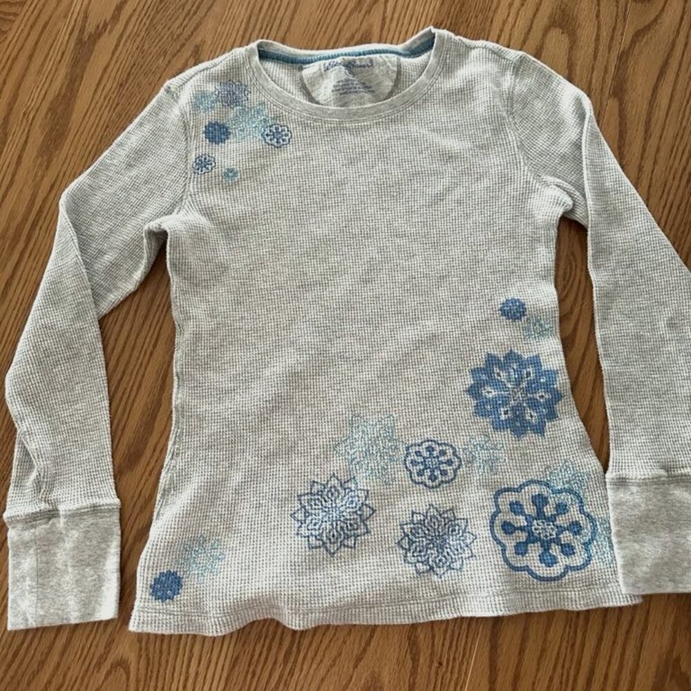 Eddie Bauer – Snowflake Henley Waffle Weave Long Sleeve Shirt – Size M (Runs sma